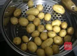 Fragrant Illustration of how to make spicy baby potatoes 1