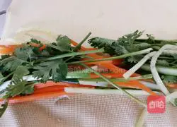 Illustration of how to make shredded pork with Beijing sauce 4