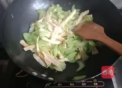 Illustration of how to stir-fry celery and bean curd sticks 3