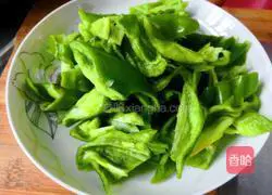 Illustration of how to make green pepper and eggs 1