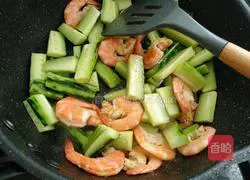 Fresh shrimp Illustration of how to make cucumber strips 9
