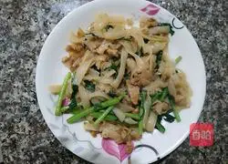 Illustration of how to make fried rice noodles with lean meat and artemisia 8