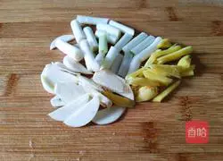 Illustration of how to make twice-cooked pork with double pepper 3