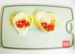 Illustration of how to make cabbage rolls 3