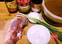 Illustration of how to make unique braised pork knuckle 1