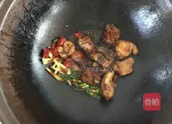 Illustration of how to cook potatoes and beans in one pot 4