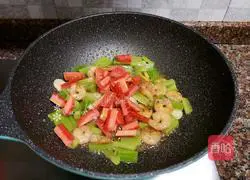 Illustration of how to stir-fry lettuce and shrimp 10