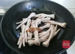 Illustration of how to make peanut stewed chicken feet 7