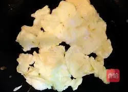 Illustration of how to make scrambled eggs with onions 2