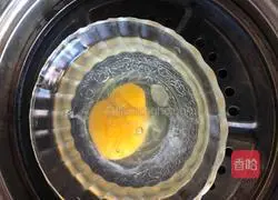 Illustration of how to steam poached eggs in soup 3