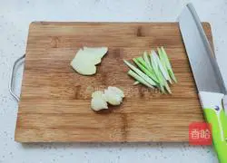 Illustration of how to make fried green lingzi fish 3