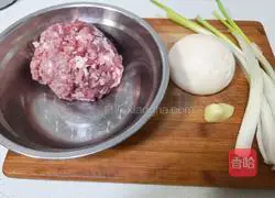 Illustration of how to make steamed bun crumbs version of fried small balls 1