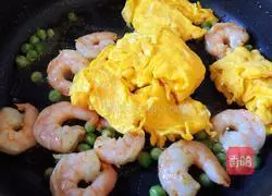 Illustration of how to make scrambled eggs with shrimps 11