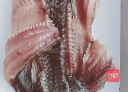 Illustration of how to make pan-fried grass carp cubes 1