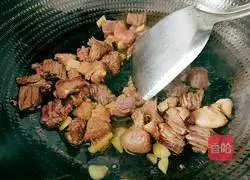 Illustration of how to cook beef brisket with carrots 7