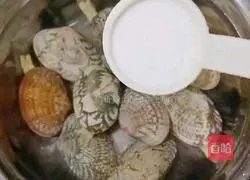 Illustration of how to make zinc-supplemented clam porridge (baby food supplement) 1