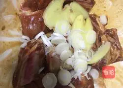 Illustration of how to make dry-fried short ribs 2