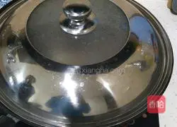 Illustration of how to stir-fry melon seeds 9