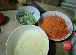 Illustration of how to make quick-fried three shredded silkworms 2