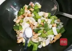 Illustration of how to make diced onions, green peppers and chicken legs 11