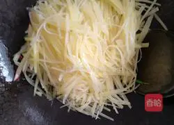 Illustration of how to make spicy and sour potato shreds 9