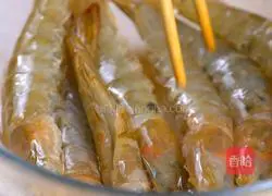 Illustration of how to make open-back shrimp with cheese in microwave oven 3