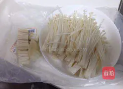 Illustration of how to make scrambled eggs with enoki mushrooms 1