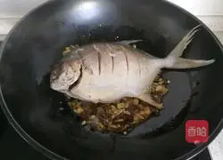 Illustration of how to cook silver pomfret with sauce 15