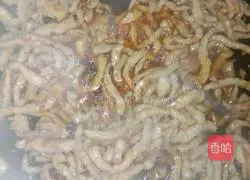 Illustration of how to make shredded pork with garlic sprouts 12