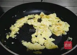 Illustration of how to make scrambled eggs with black fungus 2
