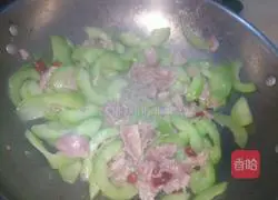 Illustration of how to make cucumber lean meat 5