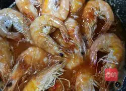 Illustration of how to make braised prawns, a must-have for the Chinese New Year