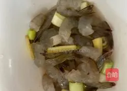 Illustration of how to make mashed potato and shrimp balls 1