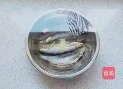 Illustration of how to make fried green lingzi fish 6