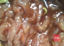 Illustration of how to stir-fry pig ears and beans with green pepper and shredded pork 3