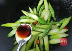 Illustration of how to make asparagus and fried meat slices 8
