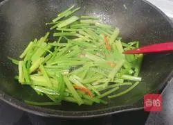 Illustration of how to make fried beef with wheat and celery 9