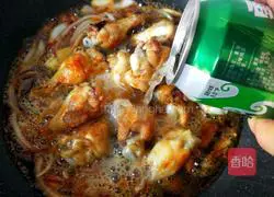 Illustration of how to suck chicken wing roots 13