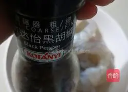 Illustration of how to fry shrimps with crushed black pepper 3