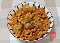 Illustration of how to stew pork feet with lotus root and peanuts 17