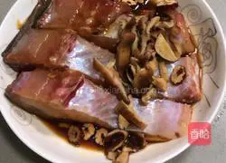 Illustration of how to make steamed grass carp belly with red dates and mushrooms 4