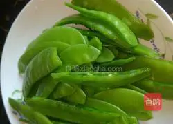 Illustration of how to make snow pea meatballs 1