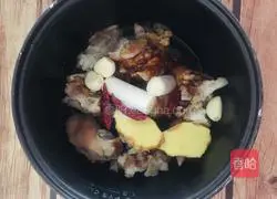Illustration of how to cook pig trotters in a rice cooker 3