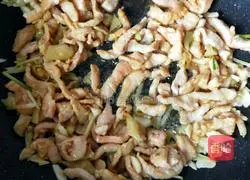 Illustration of how to make fish-flavored wild rice shredded pork 9