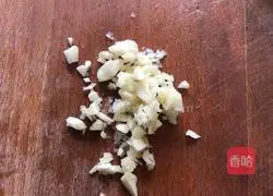 Illustration of how to make mushroom sauce mixed with shredded radish 3