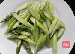 Illustration of how to make asparagus and fried meat slices 3
