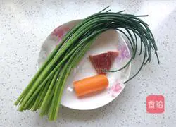 Illustration of how to make shredded pork and stir-fried leeks 1