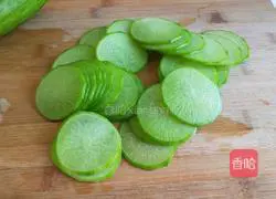 Xinwen Gourmet Flowers Blossom Wealth and Prosperity Steamed Green Carrot Recipe Illustration 3