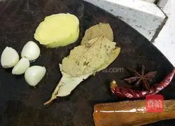 Illustration of how to make potato braised chicken 1