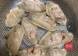 Illustration of how to make cola chicken wings in pot 2